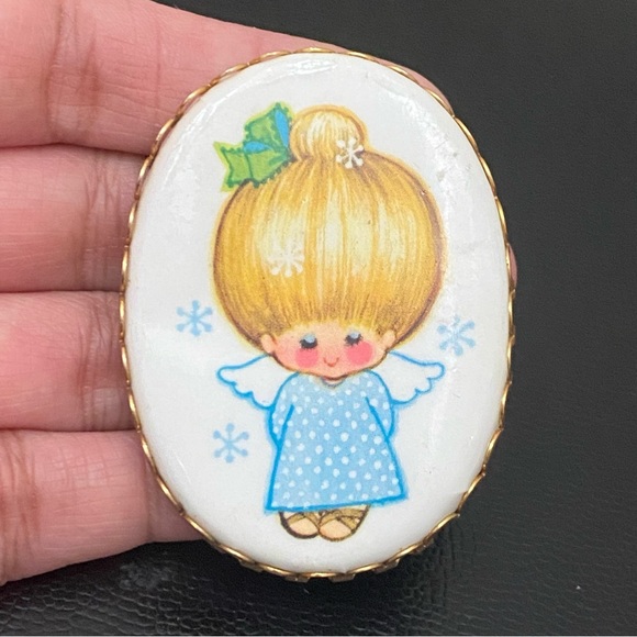 Vintage 70’s Angel Kitschy Little Girl Angel Cameo Brooch 14.5g - Picture 8 of 10